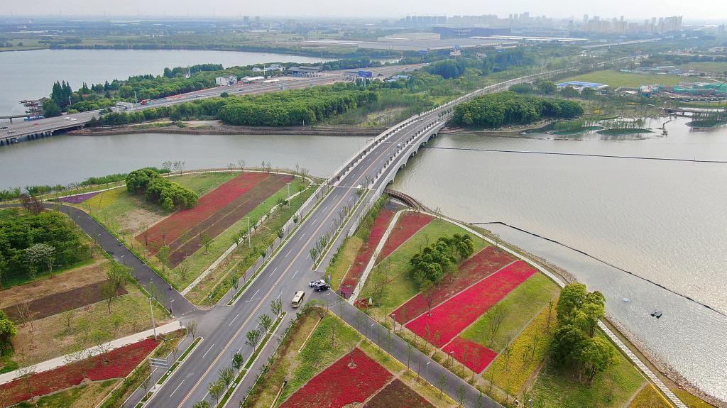 2021年5月8日，航拍上海、江苏交界处“长三角一体化示范区”省际东航路——康力大道夏日美丽景色。视觉中国 资料图