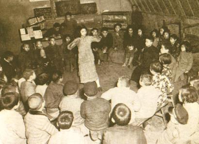 “小先生”教儿童们唱歌(图片来源:“上海静安”公众号)