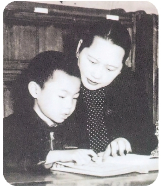 宋庆龄在福利院辅导儿童识字