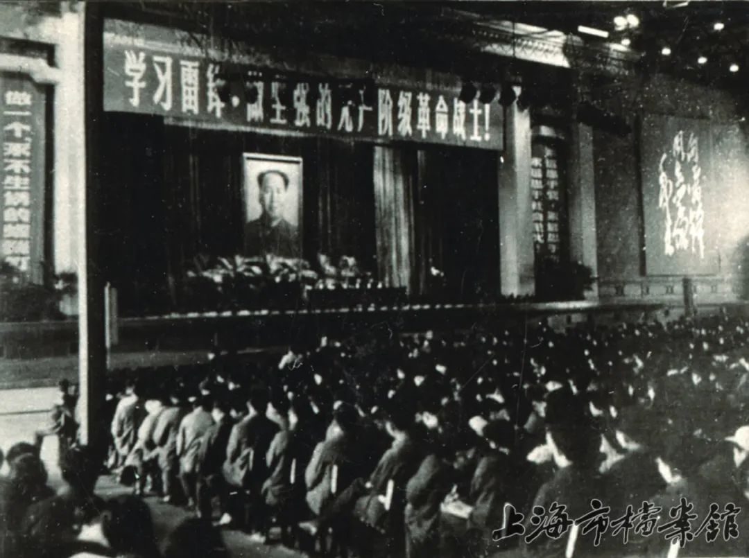 雷锋生前战友刘景凤和伊阿德在文化广场作雷锋事迹报告(上海市档案馆藏)
