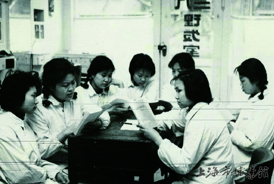 徐汇区三八理发店的七个女理发员学习雷锋事迹（上海市档案馆藏）