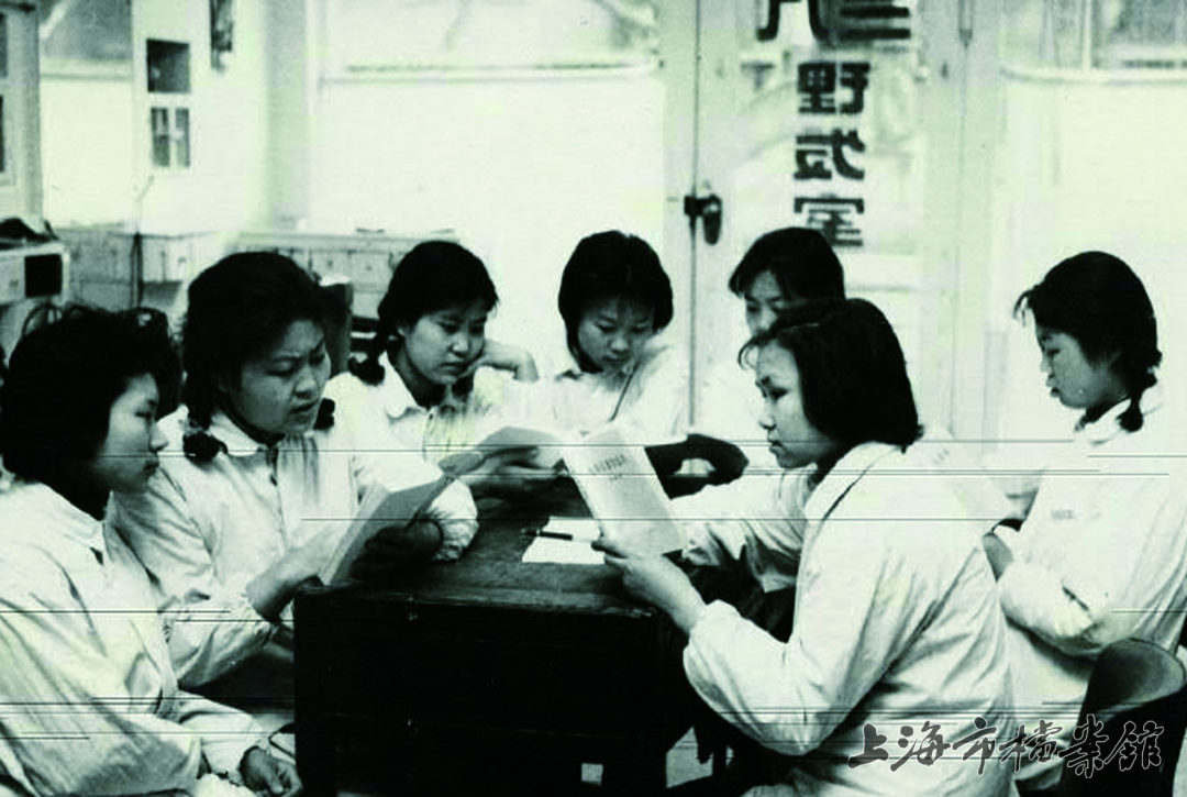 徐汇区三八理发店的七个女理发员学习雷锋事迹(上海市档案馆藏)