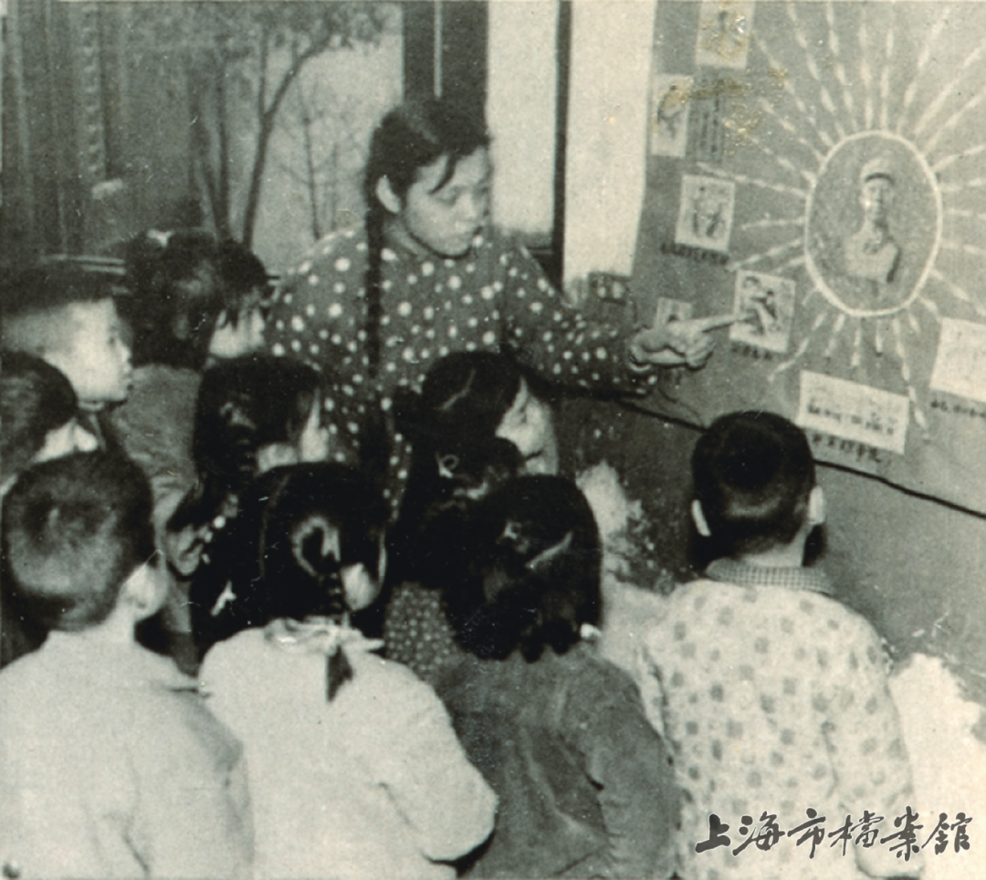 徐汇区爱群幼儿园的保育员用雷锋的故事教育小朋友（上海市档案馆藏）