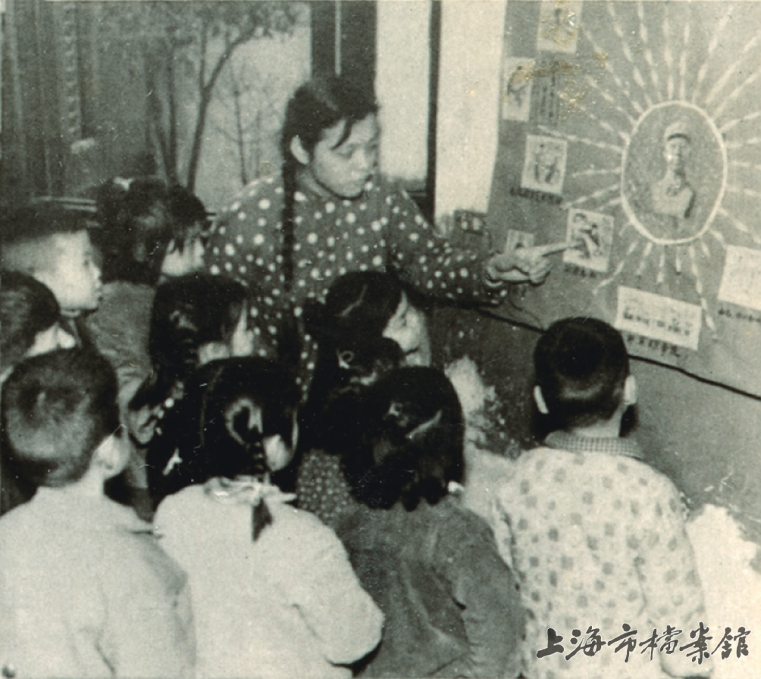 徐汇区爱群幼儿园的保育员用雷锋的故事教育小朋友(上海市档案馆藏)