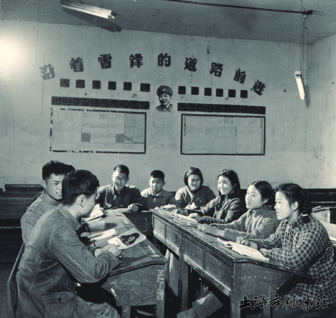 中学生学雷锋小组正在开展活动(上海市档案馆藏)