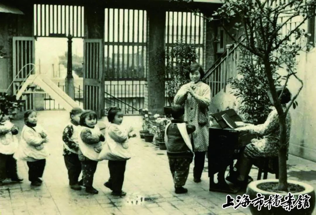 义工们在托儿所开展学雷锋活动（上海市档案馆藏）