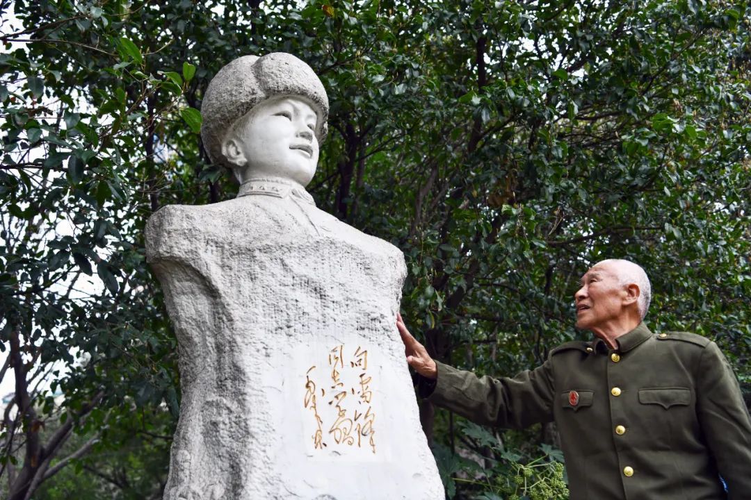 刘景凤在上海中福会少年宫的雷锋像前追忆往事(新民晚报记者 孙中钦 摄)