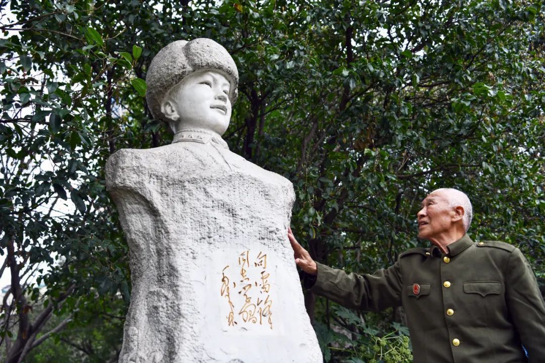 刘景凤在上海中福会少年宫的雷锋像前追忆往事（新民晚报记者 孙中钦 摄）