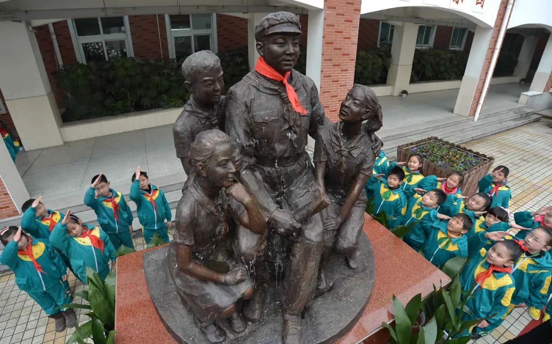 2013年2月22日，雷锋雕塑在朱泾中心小学揭幕（新民晚报记者 孙中钦 摄）