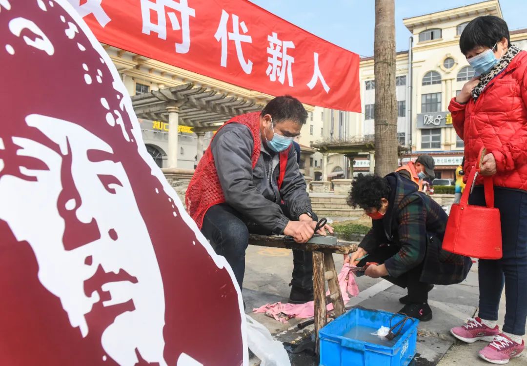 2022年3月3日,志愿者在金山区朱泾镇金上海广场开展学雷锋服务(新民晚报记者 陶磊 摄)
