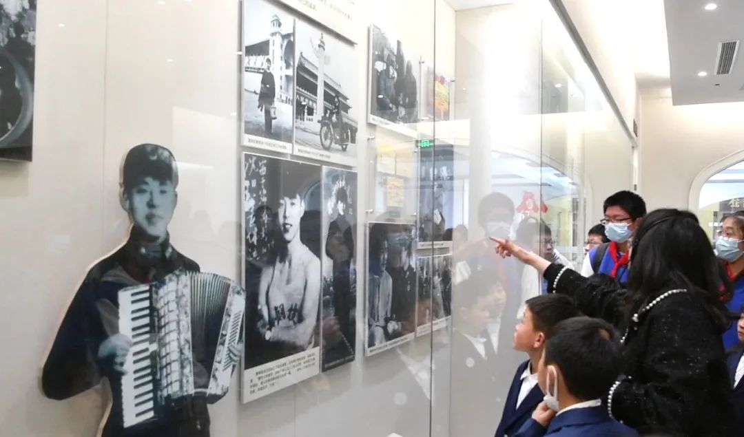 2022年3月4日,上海建桥学院的大学生志愿者在校内雷锋馆向来访的小同学们动情讲述雷锋的故事(新民晚报记者 孙中钦 摄)