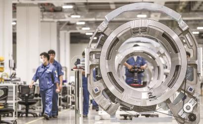 上海联影医疗科技股份有限公司致力于提供高端医学影像、放疗设备及医疗数字化解决方案，创新产品已进驻全球数十个国家和地区的数千家临床及科研机构。图为联影技术人员在生产线上组装CT。 记者 张海峰 摄（资料照片）