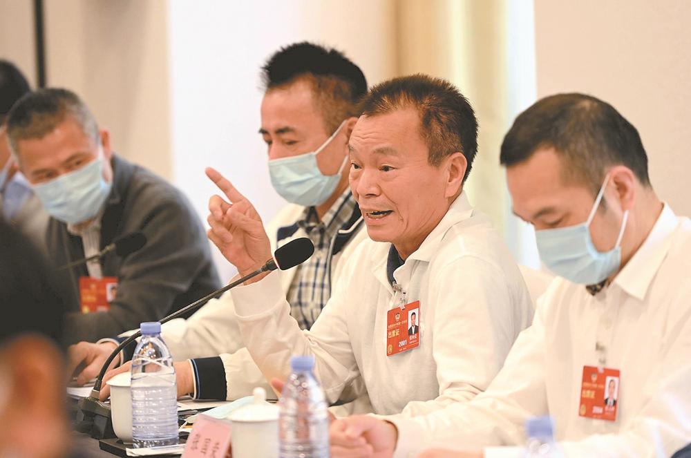 张国荣委员围绕把制造业作为发展实体经济的重点在小组讨论会上发言